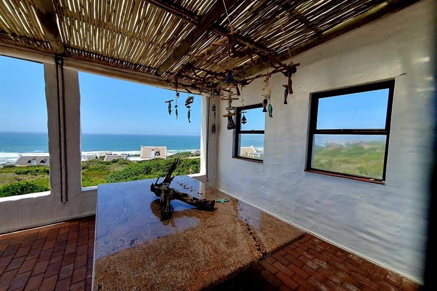 5 Bedroom Property for Sale in Boggomsbaai Western Cape